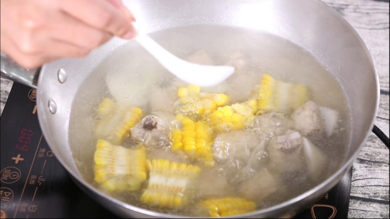 玉米山药排骨汤,添加调味料后要搅拌一下,检查锅中汤汁是否充足,不足的话还要加水,防止烧干。这是可以选择放不放葱,个人喜欢清汤,就不放葱了哈。