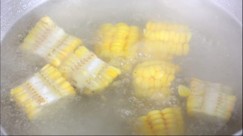 玉米山药排骨汤,玉米沸水,主要是为了去除杂味,增加玉米的口感。