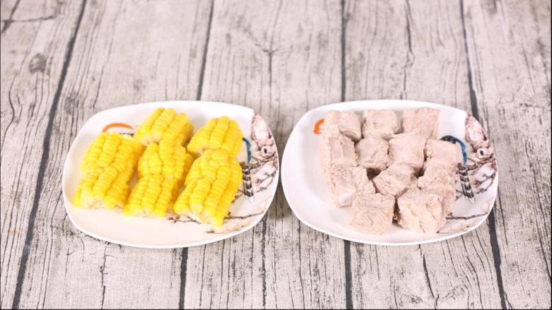 玉米山药排骨汤,煮好的玉米和排骨,今天的选料特别好,原料的品相和质感都很给力,看着就很有食欲。