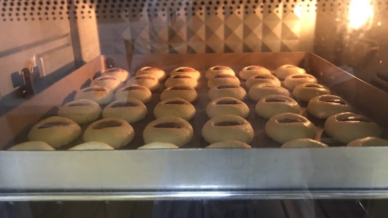 杏仁酥饼,放进烤箱上下火155度烤30分钟,各家的烤箱温度不一样,请根据自己家的烤箱调节温度