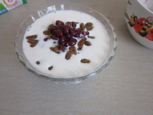 红豆西米露,撒上<a style='color:red;display:inline-block;' href='/shicai/ 603'>葡萄干</a>即可享用,入冰箱冷藏食用更佳。