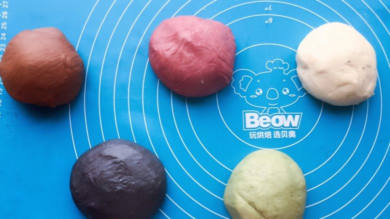 彩虹吐司,揉好的面团平均分为五份,其中四份分别加入色素粉揉匀