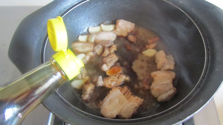 干子烧肉,煸炒至五花肉微微出油后加入姜蒜片翻炒,再烹入适量的料酒和<a style='color:red;display:inline-block;' href='/shicai/ 692'>酱油</a>进去翻炒;