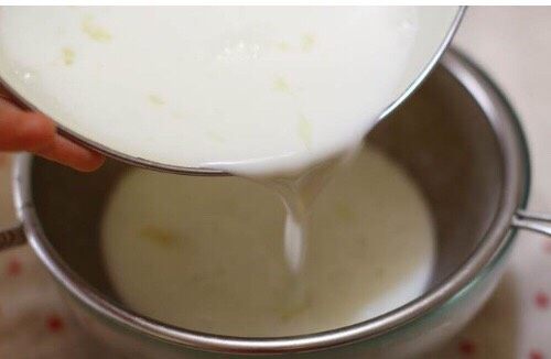 自制双皮奶,将混合液过筛,把没有打散的蛋清过滤掉
这样口感会更细腻哦~