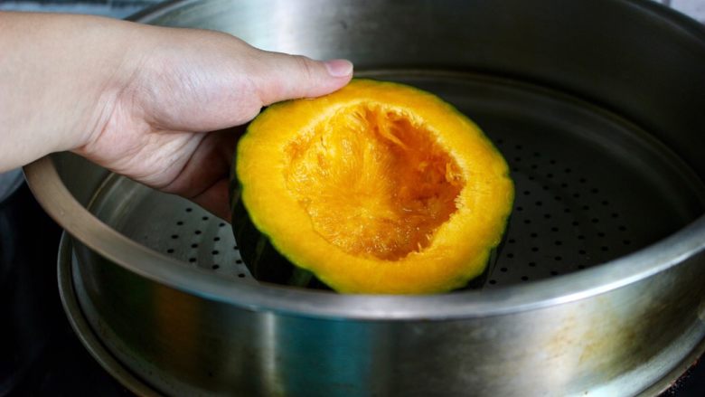 绿豆南瓜盅,放入蒸锅里,根据南瓜大小蒸熟南瓜。