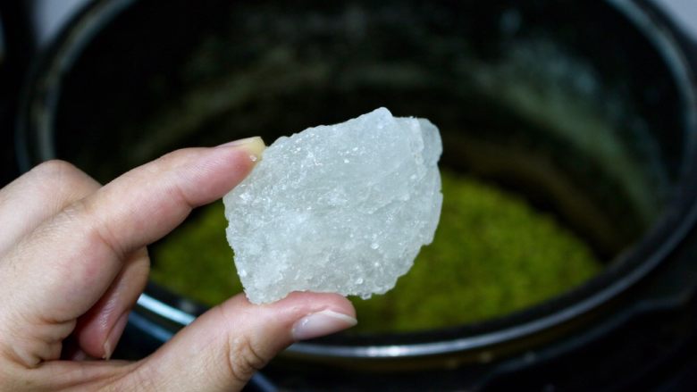 绿豆南瓜盅,把清洗干净的绿豆放电压锅,再加入适量清水,水不需要太多。再放入一块<a style='color:red;display:inline-block;' href='/shicai/ 130229'>老冰糖</a>。