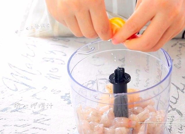 秋葵酿鲜虾,挤几滴柠檬汁去去腥味,打成虾泥。