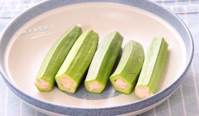 秋葵酿鲜虾,放入蒸锅,冷水上锅蒸12分钟。