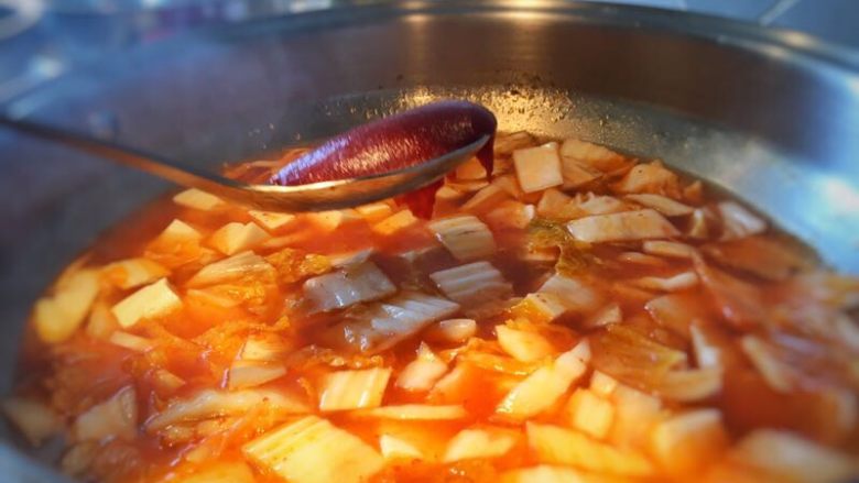 辣白菜豆腐汤,加入韩式辣酱搅拌均匀;