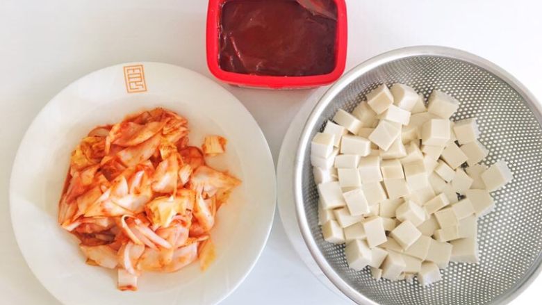 辣白菜豆腐汤,豆腐切成小块待用;