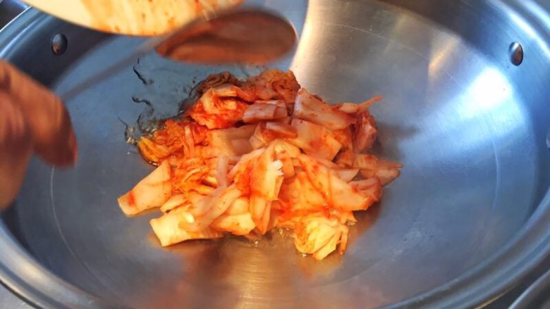 辣白菜豆腐汤,放入辣白菜煸炒;