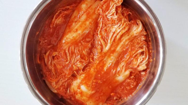 辣白菜豆腐汤,盖上保鲜膜先在常温放一天让其发酵,然后冰箱冷藏10左右即可食用;