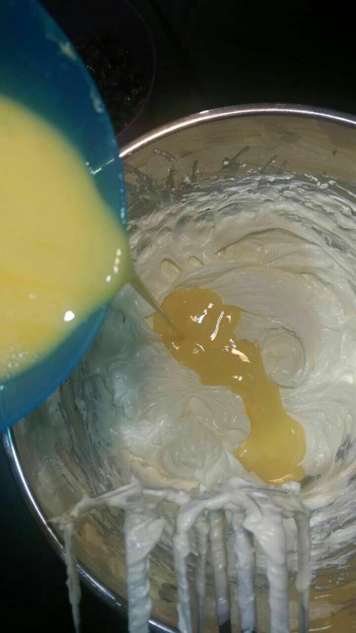 抹茶蜜豆蛋糕,分次加入蛋液,每次加入蛋液都要充分的搅拌均匀,在加入下一次。