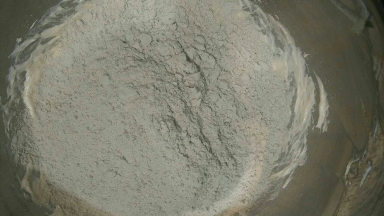 抹茶蜜豆蛋糕,提前混合好的粉类加入,