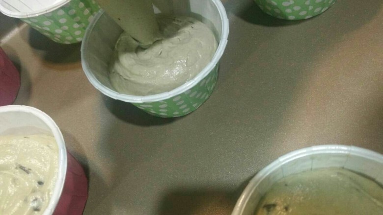 抹茶蜜豆蛋糕,搅拌好的面糊,装入裱花袋,挤入纸杯八分满,