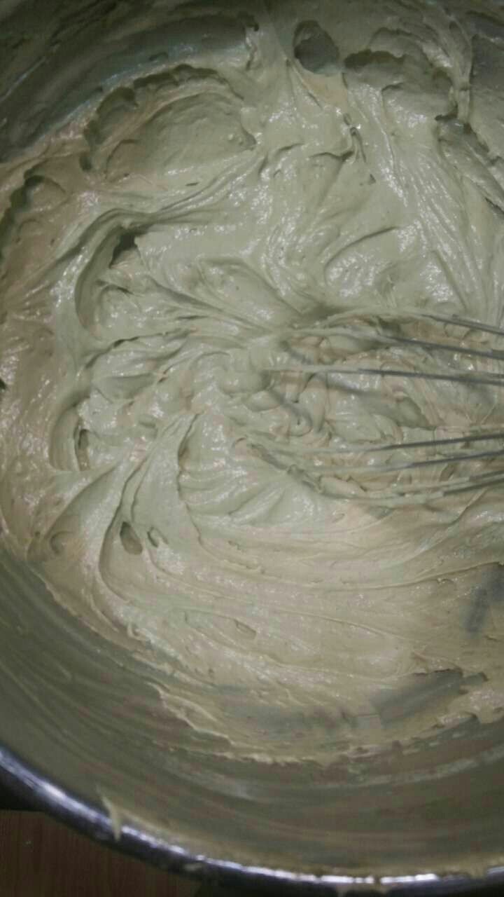 抹茶蜜豆蛋糕,用手动打蛋器,顺时针搅拌均匀。