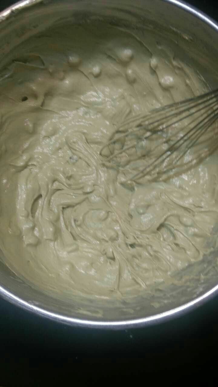 抹茶蜜豆蛋糕,手动打蛋器搅拌均匀即可。不要过度的搅拌,