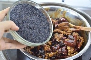 【小森妈妈菜谱】补血养颜圣品—阿胶核桃膏,搅拌两分钟后放入炒好的核桃仁继续搅拌,最后放入芝麻。充分搅匀后,关火出锅。(前后分别加完辅料,熬制时间控制在五分钟左右)