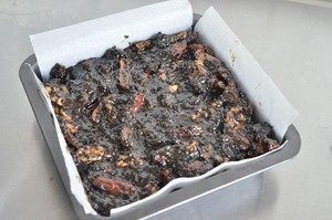 【小森妈妈菜谱】补血养颜圣品—阿胶核桃膏,将成形盒用保鲜膜铺好,而保鲜膜两面都要刷植物油,以免粘阿胶糕,方便晾干后取下。