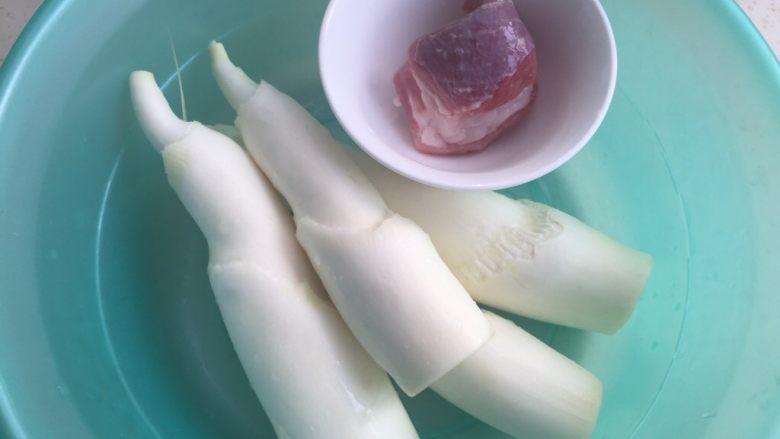 酱香茭白丝,准备好食材,把<a style='color:red;display:inline-block;' href='/shicai/ 65'>茭白</a>和肉洗净。
