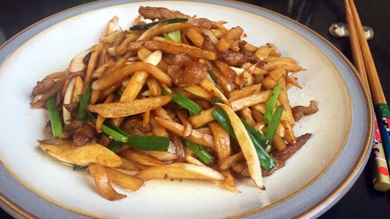 酱香茭白丝,装盘,上菜啰.......