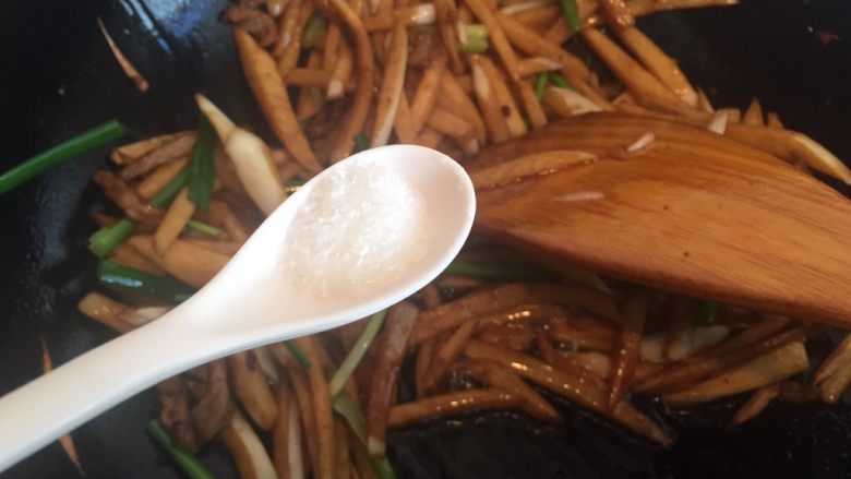 酱香茭白丝,加入葱段后翻炒30--60秒,即可出锅。出锅前撒些<a style='color:red;display:inline-block;' href='/shicai/ 717'>味精</a>。