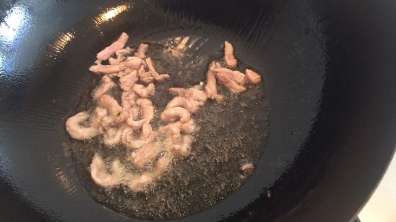 酱香茭白丝,油温上升后,加入肉丝煸炒。