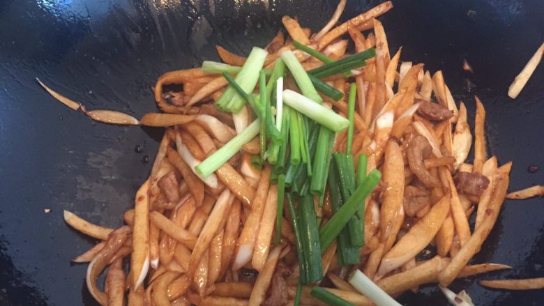 酱香茭白丝,最好给它来点颜色,加入葱段。