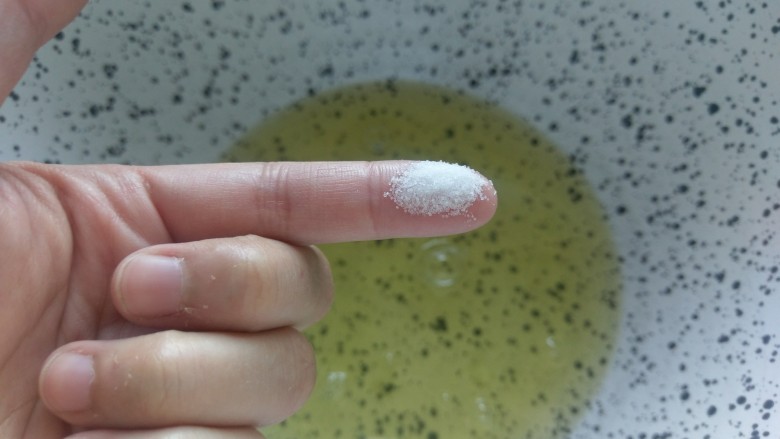 Pavlova 蛋白霜蛋糕,先放一小撮盐,开始打发