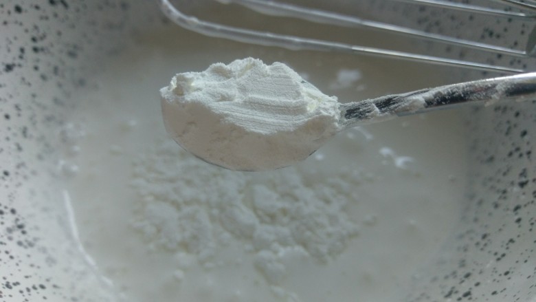 Pavlova 蛋白霜蛋糕,先放两茶匙的淀粉,打发均匀