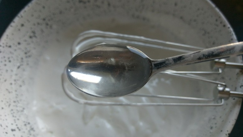 Pavlova 蛋白霜蛋糕,最后放一茶匙醋,打发均匀