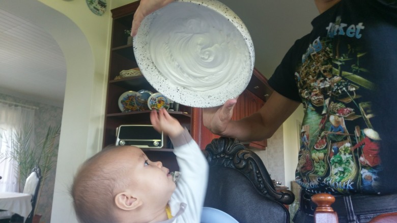 Pavlova 蛋白霜蛋糕,我们来做个过头测试,把容器翻过来,蛋白霜稳稳的现在容器里,不会花落,就是成功了