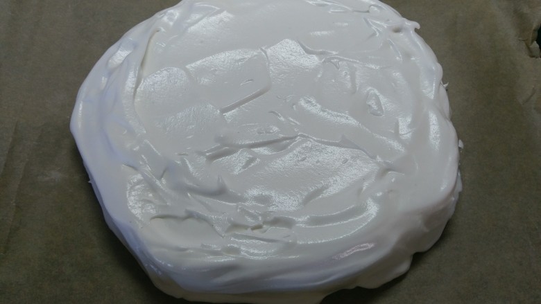 Pavlova 蛋白霜蛋糕,把蛋白霜铺成这样圆形,蛋糕的形状,中间稍稍低于外围