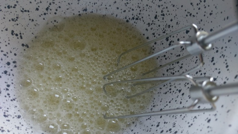 Pavlova 蛋白霜蛋糕,打发几秒就会有大泡泡,可以开始方糖,150g白砂糖分三次放入