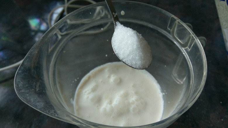 Pavlova 蛋白霜蛋糕,整上面的奶油层,200ml+两茶匙的糖 or 400ml+4茶匙的糖