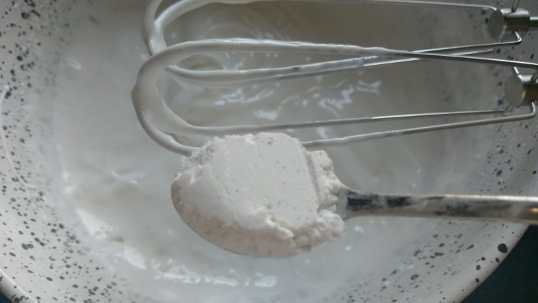 Pavlova 蛋白霜蛋糕,两茶匙香草糖粉,打发均匀