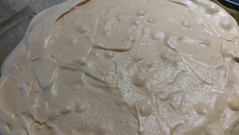 Pavlova 蛋白霜蛋糕,烤箱温度降到四五十度,就可以把蛋糕拿出来了