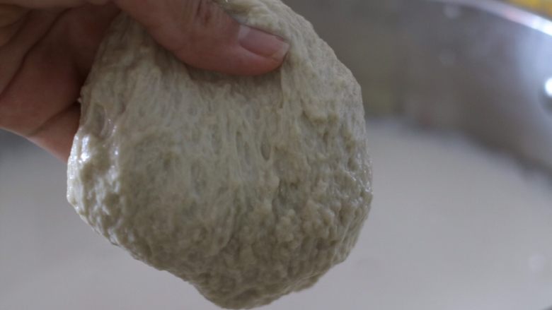 夏日清爽凉皮,洗到几乎洗不出淀粉的时候,就是图中状态,就可以了,这就是面筋了,放到盘子里蒸熟,晾凉切丁,放冰箱保存