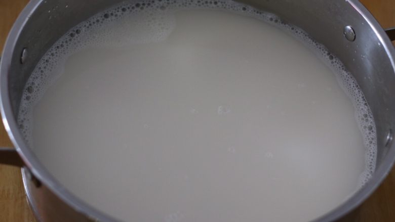 夏日清爽凉皮,洗出来的面粉水静止三3个小时以上,或者放冰箱里过夜