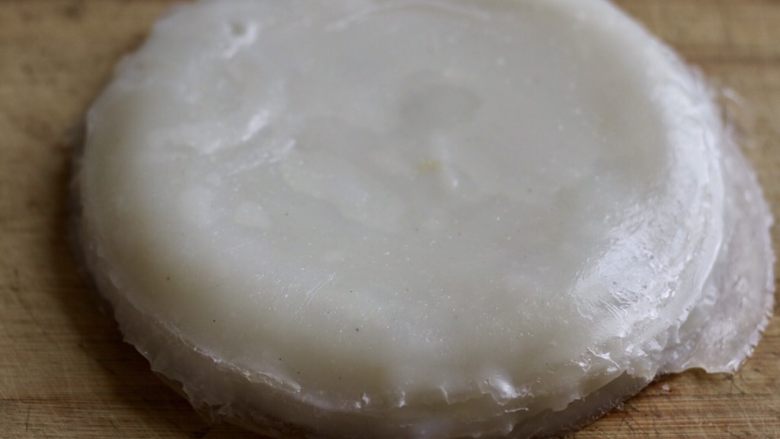 夏日清爽凉皮,一层一层叠起来,表面要盖保鲜膜防止干硬