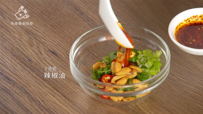 适合上班族的快手凉菜,蒜泥肥牛吃的巨过瘾,加入辣椒油
