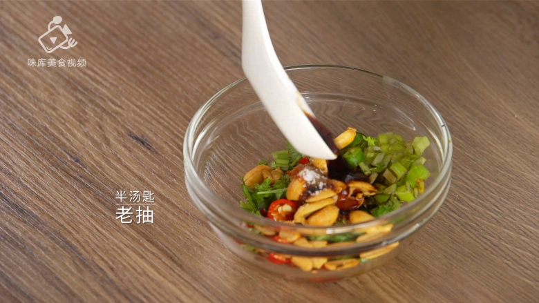 适合上班族的快手凉菜,蒜泥肥牛吃的巨过瘾,加老抽