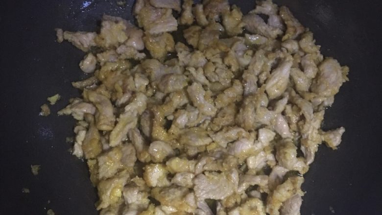 千层饼夹里脊肉,煎好的里脊肉全部放入锅中大火翻炒