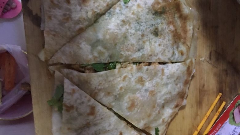 千层饼夹里脊肉,将千层饼切成三角形状放入盘中