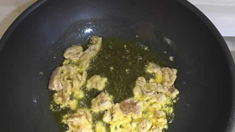 千层饼夹里脊肉,油热后将里脊肉放入锅中煎 分三次放