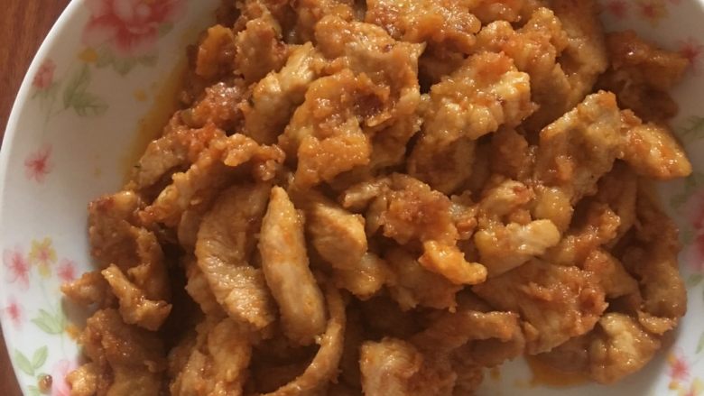 千层饼夹里脊肉,翻炒均匀盛出
