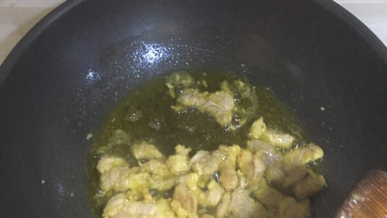 千层饼夹里脊肉,煎至两面金黄盛出 在煎下一批