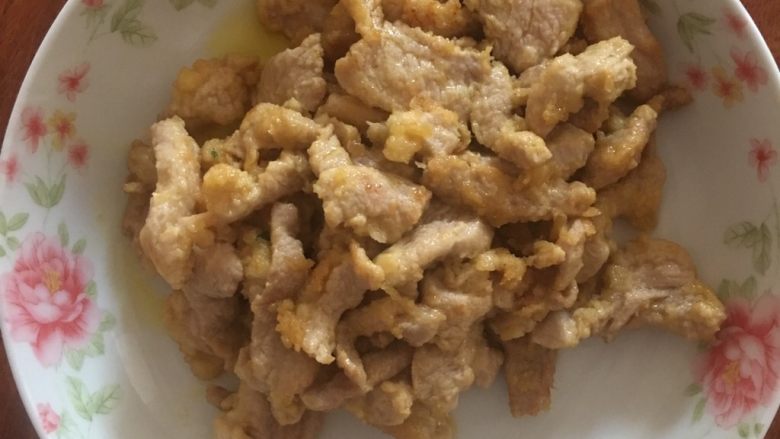 千层饼夹里脊肉,煎至黄色