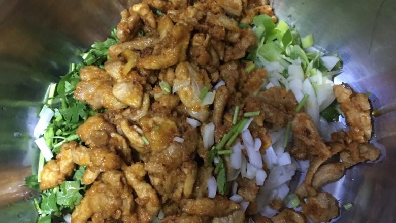 千层饼夹里脊肉,将切好的材料与里脊肉放在一起搅拌