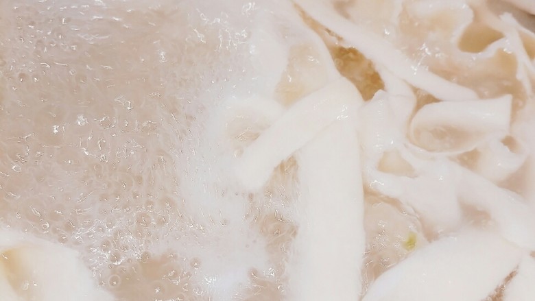 油泼扯面,开水下入扯好的面!翻滚吧,面条君!